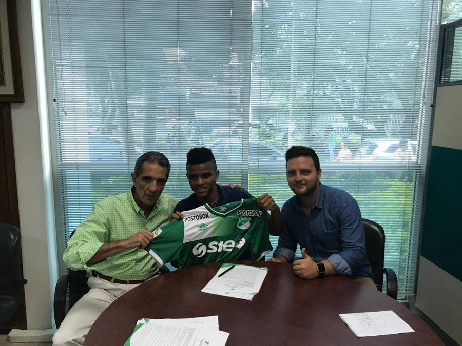 Firma de contrato de un jugador en las oficinas del Deportivo Cali