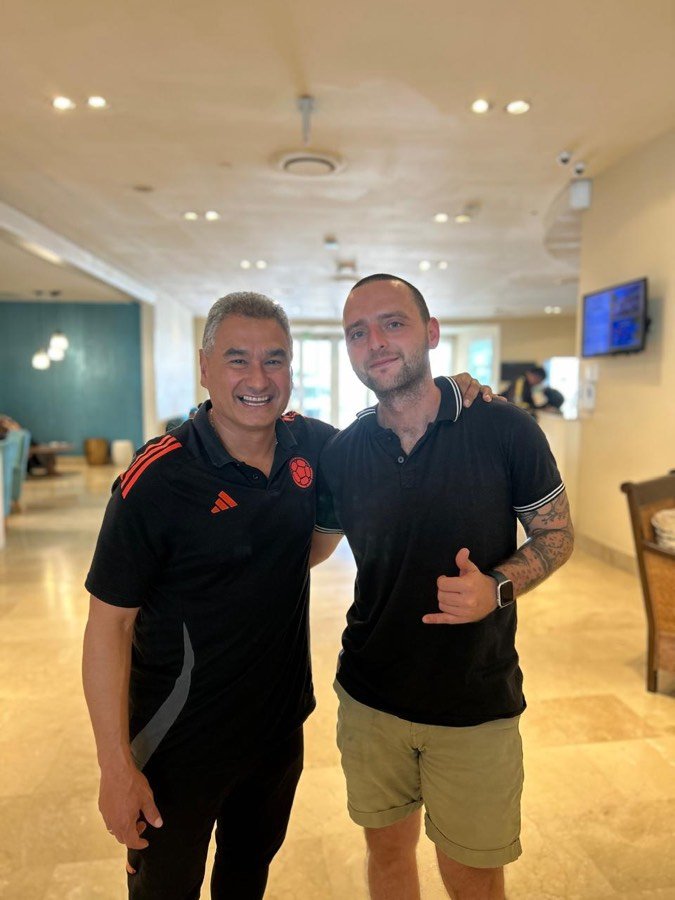 Con un integrante del cuerpo técnico de la Selección Colombia