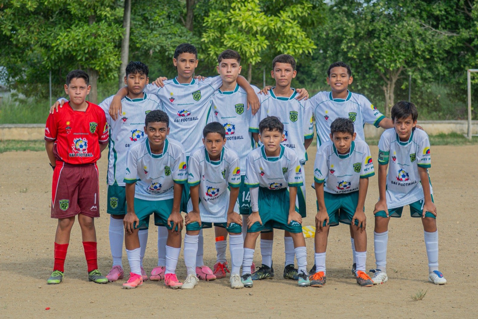 Equipo juvenil de la Escuela Rey Pelé con uniforme patrocinado por G&I Football